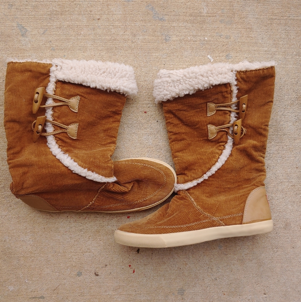 Corduroy shearling boots
